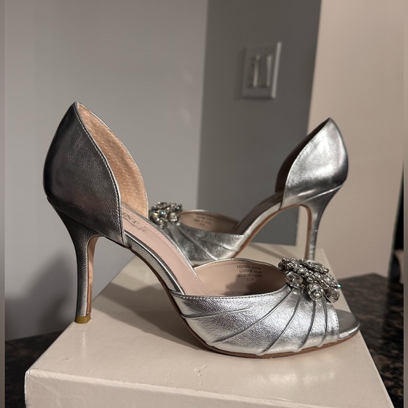 Glint Radiance Lea Silver W/Faux Diamond Accents Peep Toe Pump Heels 7.5 - Picture 5 of 9